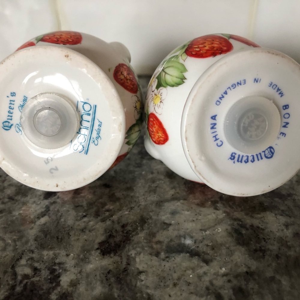 Queens strawberry fine bone China salt and pepper shakers - Picture 4 of 4